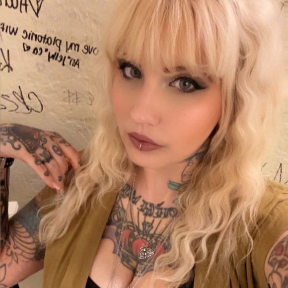 Meet your Posher, Rachel - Picture 1 of 2